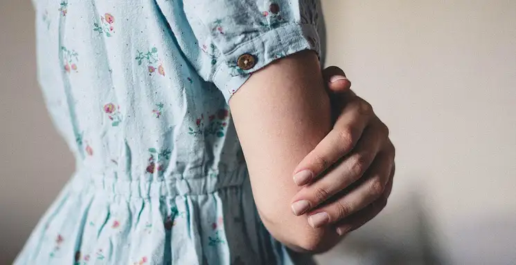 Jakie dodatki do kremowej sukienki?