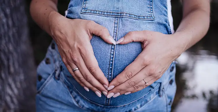 Modny kombinezon damski na lato: modele z sieciówek