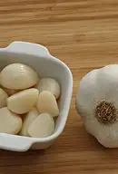 Czosnek podczas karmienia piersią – bezpieczeństwo