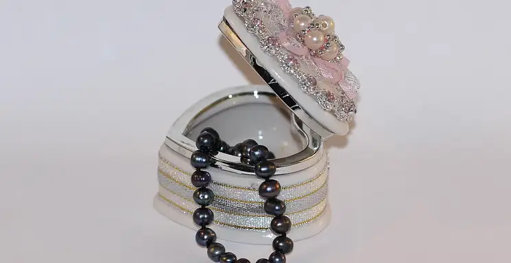 Biżuteria jako prezent na święta – czy warto?